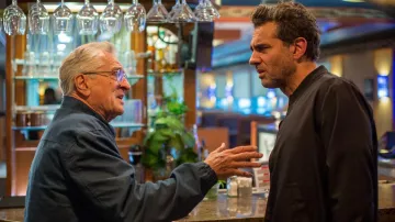 Tenues de film Ezra : Bobby Cannavale porte une veste zippée noire pour représenter Max Bernal