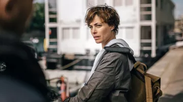 Film Netflix Sous la seine: Bérénice Bejo porte un sac à dos marron pour son rôle de Sophia