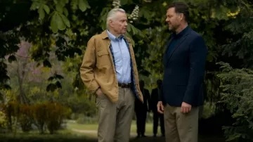 Tenues du film Shadow Land : Jon Voight porte une veste Harrington beige
