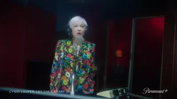 Tenues Let the Canary Sing : Cyndi Lauper porte un chemisier à fleurs