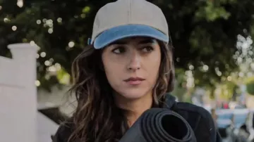 Obtenez le look de Am I OK ? film : Dakota Johnson porte une casquette blanche et bleue pour incarner Lucy