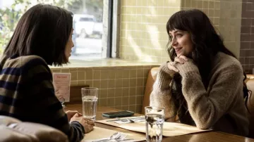 Est-ce que je vais bien ? Garde-robe de film : Lucy interprétée par Dakota Johnson porte un pull en laine