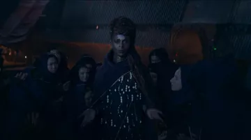 La série télévisée The Acolyte Outfits : Mère Aniseya (Jodie Turner-Smith) porte une robe tunique comme costume du chef d’un coven de sorcières de la Force dans la saison 1