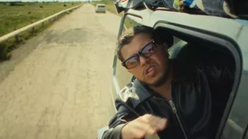 Les looks de Hamza: le rappeur porte des lunettes de soleil dans son clip Lalla avec Kore