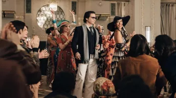 Devenir la série télévisée Karl Lagerfeld : Daniel Brühl porte un foulard imprimé pour incarner le créateur de mode dans la saison 1