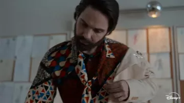 Devenir Karl Lagerfeld Outfits : Daniel Brühl porte une chemise à imprimé géométrique dans la saison 1, épisode 1 de la série télévisée