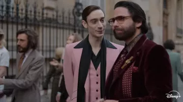 Devenir des tenues de série télévisée Karl Lagerfeld : Daniel Brühl porte des lunettes de soleil dans l’épisode 1 de la saison 1