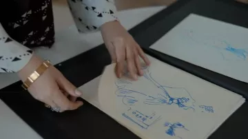 Devenir la garde-robe Karl Lagerfeld : Bracelet en or porté par Gaby Aghion (Agnès Jaoui) dans la saison 1, épisode 1 de la série télévisée