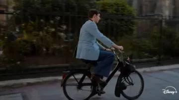 Véhicules de Becoming Karl Lagerfeld : Jacques de Bascher (Théodore Pellerin) conduit une moto Solex dans la saison 1, épisode 1