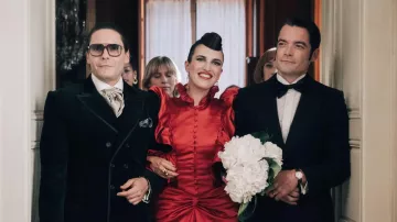 Vêtements de la série télévisée Becoming Karl Lagerfeld : Jeanne Damas porte une robe rouge satinée pour incarner Paloma Picasso dans la saison 1 de la série télévisée