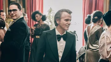 Devenir Karl Lagerfeld Outfits : Alex Lutz porte un nœud papillon noir pour incarner Pierre Bergé dans la saison 1 de la série télévisée Disney+