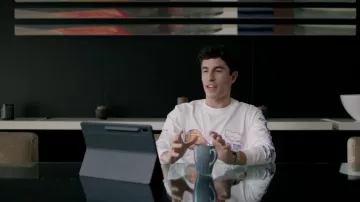 Les looks de Marc Márquez : Le pilote porte un t-shirt blanc dans la série documentaire All In saison 1, episode 2