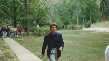Tenues de film Rain Man : Tom Cruise porte un polo et une veste pour représenter Charlie Babbitt