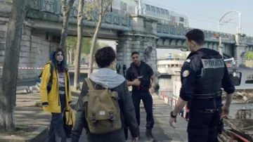 Sous Paris Tenues de film : Sophia (Bérénice Bejo) porte un sac à dos