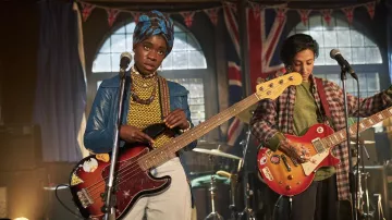 Série télévisée We Are Lady Parts : Faith Omole porte une veste en cuir bleu pour jouer Bisma dans la saison 1
