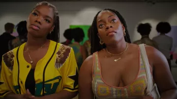 Garde-robe de Queenie : Dionne Brown porte le pendentif en or « Queenie » pour incarner Queenie Jenkins dans la saison 1