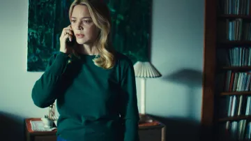 Les looks du film L'Amour et les Forêts : Virginie Efira porte un pull vert pour son rôle de Blanche ou Rose Renard