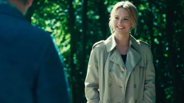 Les looks de Virginie Efira : la comédienne porte un trench coat beige pour son rôle de Blanche ou Rose Renard dans le film L'Amour et les Forêts