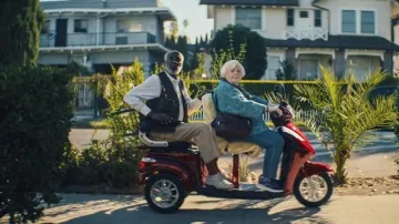 Atuendos de Thelma: June Squibb usa zapatillas para interpretar a Thelma