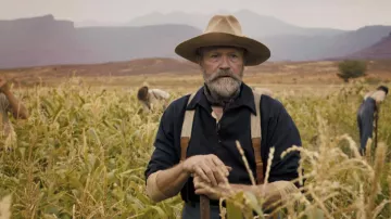 Horizon : An American Saga - Chapitre 1 Tenues : Michael Rooker porte des bretelles pour incarner le sergent-major Riordan dans le film