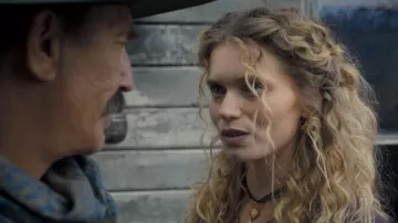 Vêtements d’Horizon : An American Saga - Chapitre 1 : Marigold (Abbey Lee) porte un pendentif ras du cou dans le film