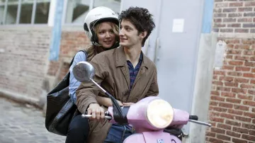 Les looks du film 20 ans d'écart : Virginie Efira porte un sac en cuir noir pour son rôle d'Alice Lantins (Virginie Efira)