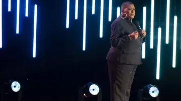 Marsha Warfield Outfits : boucle d’oreille créole en or portée dans Outstanding : A Comedy Revolution