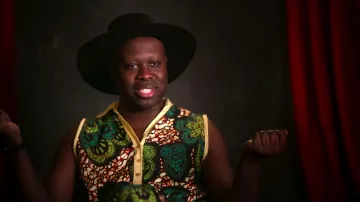 Tenues Caldwell Tidicue : haut sans manches imprimé porté par Bob the Drag Queen dans Outstanding : A Comedy Revolution