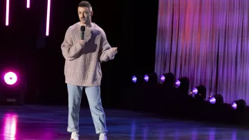 Matteo Lane Outfits : Pull oversize porté dans Outstanding : A Comedy Revolution
