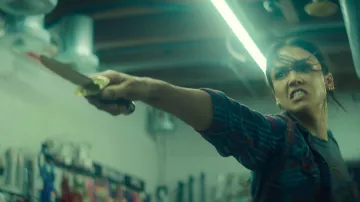 Tenues d’avertissement : Jessica Alba porte une chemise à rayures bleues pour incarner Parker dans le film