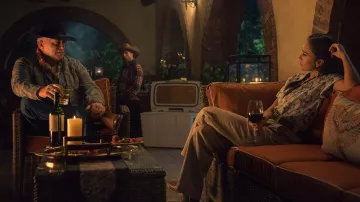 Tenue de film d’avertissement : Parker (Jessica Alba) porte des fleurs imprimées de