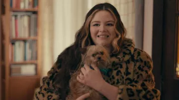 Tenues de film Cora Bora : Veste de fourrure portée par Cora (Megan Stalter)