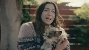 Garde-robe de film Cora Bora : Chelsea Peretti porte un cardigan en tricot