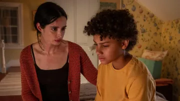 Orphan Black: Echoes - Outfits: Lucy (Krysten Ritter) is wearing Red Knit Cardigan in the season 1 of the TV series