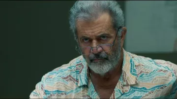 Boneyard Movie Wardrobe: Mel Gibson is wearing Printed shirt to play Agent Petrovick