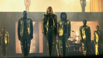Tenues Lady Gaga : Costume doré porté sur scène dans le bal Gaga Chromatica