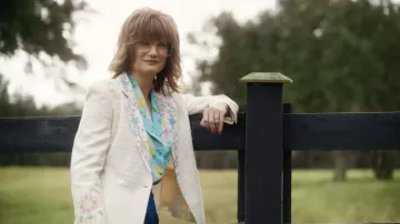 Atuendos de The Righteous Gemstones: Aimee-Leigh Gemstone (Jennifer Nettles) lleva un blazer de flores bordado en tonos pastel en la temporada 3, episodio 9 de la serie de televisión