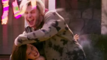 Tenues de la série télévisée WandaVision : Pietro Maximoff (Evan Peters) porte un pull Tie Dye gris et noir dans la saison 1, épisode 6 de la série télévisée