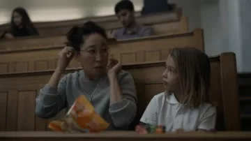 Tenues de la série télévisée Killing Eve : Sandra Oh porte des lunettes pour incarner Eve Polastri dans l’épisode 5 de la saison 4
