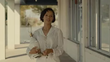 Mère, canapé ! Tenues de film : Bella (Taylor Russell) porte un haut de chemise rayé