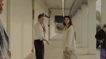 Vêtements de Mère, Canapé ! Film : Anne (Lake Bell) porte une robe imprimée blanche
