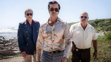 Tenues de la série télévisée Hotel Cocaine : Roman Compte (Danny Pino) porte une chemise imprimée portée dans la saison 1
