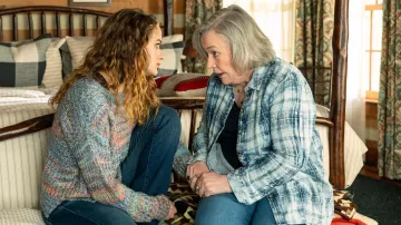 Une affaire de famille : Kathy Bates porte une chemise à carreaux pour jouer Leila Ford dans le film