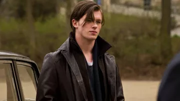 Ruby Red Outfits: Gideon de Villiers (Jannis Niewöhner) wears Leather Coat in the movie