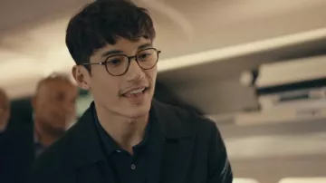 Tenues de film Cora Bora : Tom (Manny Jacinto) porte des lunettes