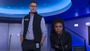 Atuendos de la película Space Cadet: Gabrielle Union lleva una camisa negra para interpretar a Pam Proctor
