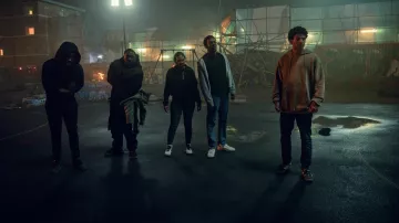 Tenues de la série télévisée Supacell : Rodney (Calvin Demba) porte un sweat à capuche dans la saison 1