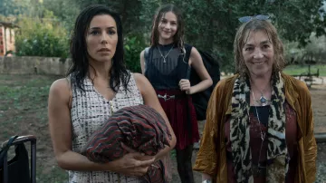 Tenues Land of Women : Collier pendentif de Julia (Carmen Maura) dans la saison 1, épisode 1