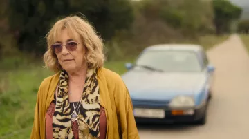 Tenues de la série télévisée Land of Women : Carmen Maura porte des lunettes de soleil pour jouer Julia dans l’épisode 1 de la saison 1