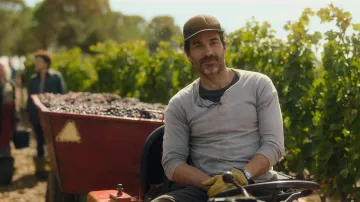 Tenues Terre des femmes : Amat (Santiago Cabrera) porte une montre à cadran blanc dans la saison 1, épisode 2